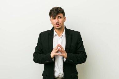 Genç bir İspanyol iş adamı bir plan yapıyor, bir fikir kuruyor..