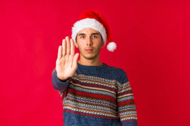 Genç adam Noel günü fotokopi odasına doğru bağırıyor.