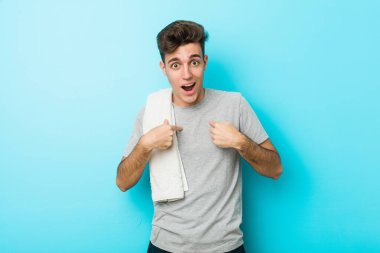 Genç jimnastik hocası parmağını gösterip gülümseyerek şaşırdı..