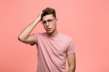 Kafkasyalı genç adam yorgun ve uykulu. Elini başının üstünde tutuyor..