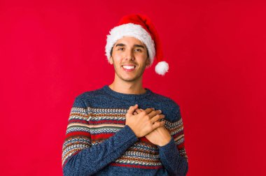 Genç adam Noel gününde gururlu ve kendinden emin hisseder, örnek olarak..