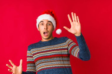 Genç adam Noel günü bir zaferi ya da başarıyı kutluyor, şaşırıyor ve şok oluyor..