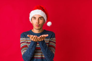Yılbaşı gününde genç bir adam, avuç içinin fotokopi dolu olmasından çok etkilendi..