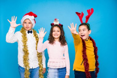 Çocuklar Noel 'i kutluyorlar. İfade veriyorlar.