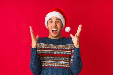 Genç adam Noel gününde çok sinirli ve agresif bağırıyor..