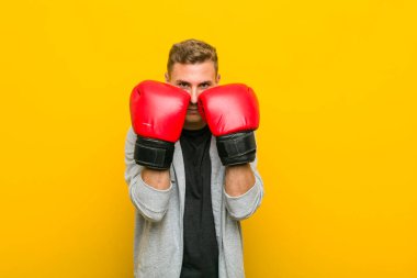 Boks eldiveni giyen beyaz genç adam