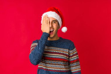 Genç adam Noel gününde hedeflerine ve amaçlarına ulaşmanın hayalini kuruyor.