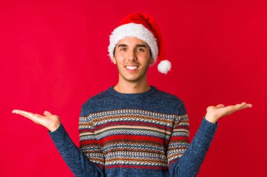 Genç adam noel gününde harika bir fikre, yaratıcılık kavramına sahip..