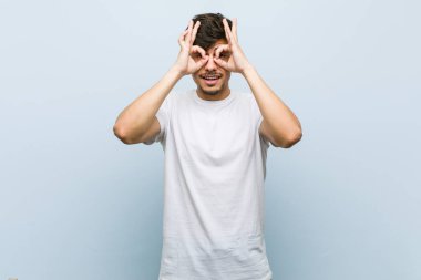 Beyaz tişörtlü genç beyaz bir adam gözlerinde 