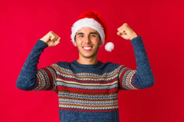 Genç adam Noel gününde bir fikri, ilham konsepti var..