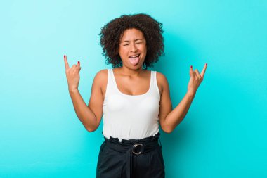 Genç Afrikalı Amerikalı kadın parmaklarıyla rock hareketi yapıyor.