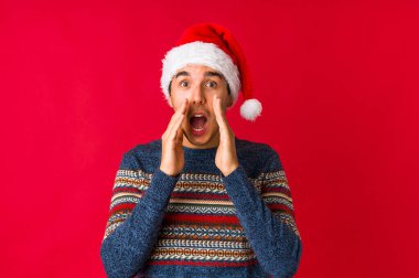 Genç adam Noel günü bir dedikoduyu dinlemeye çalışıyor..