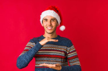 Yılbaşı günü genç bir adam göz açıp kapayıncaya kadar elinde iyi bir jest tutuyor..