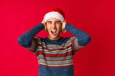 Genç adam noel gününde kaygısız ve heyecanlı tezahüratlar yapıyor. Zafer konsepti.