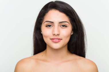 Genç güzel ve doğal İspanyol kadının yakın çekim