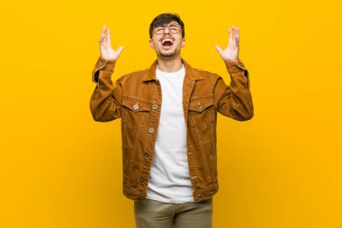 Genç İspanyol rahat adam gökyüzüne çığlık, yukarı bakıyor, sinirli.