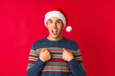 Genç adam Noel günü sabit yaşam tarzından dolayı boyun ağrısı çekiyor..