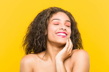 Genç bir afrikalı-amerikalı güzel ve makyaj kadın poz yakın