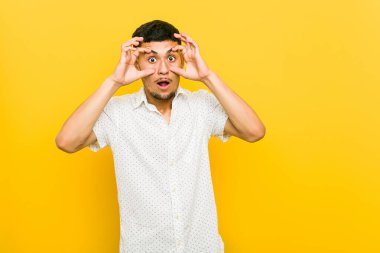 Genç İspanyol adam bir başarı fırsatı bulmak için gözleri açık tutmak.