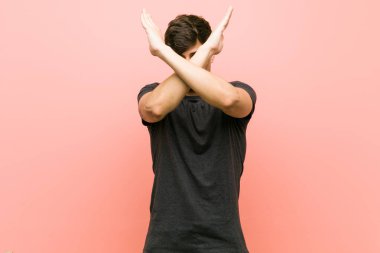 Genç İspanyol rahat adam iki kol çapraz tutmak, inkar kavramı.