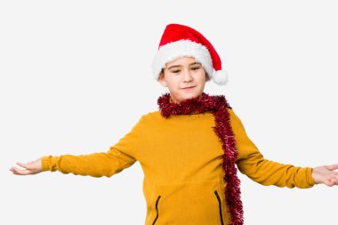 Noel Baba şapkası takan küçük çocuk hoş bir yüz ifadesi sergiliyor..