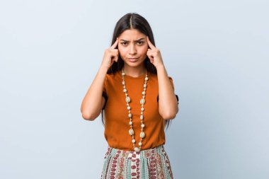 Genç Arap kadın bir işe odaklanmış, işaret parmaklarını işaret ediyor..