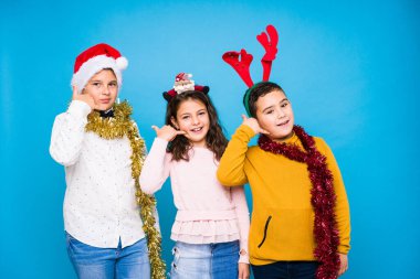 Çocuklar Noel 'i kutluyorlar. İfade veriyorlar.