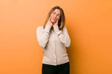 İki seçenek arasında şüphe bir duvara karşı Genç otantik karizmatik gerçek insanlar kadın.