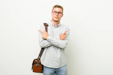 Kafkasyalı genç işadamı iki seçenek arasında seçim yapmaya çalışıyor..