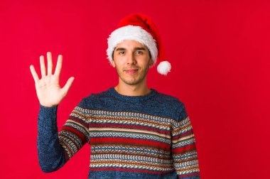 Genç adam Noel gününde ya sır saklıyor ya da sessizlik istiyor..