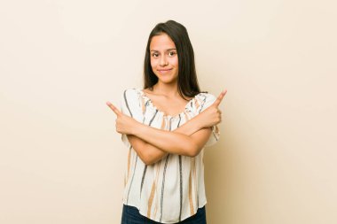 Genç İspanyol kadın iki seçenek arasında seçim yapmaya çalışıyor..