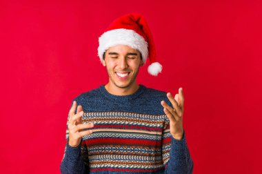 Noeldeki genç adam yanakları siliyor, yorgun bir ifadesi var. Yüz ifadesi kavramı.