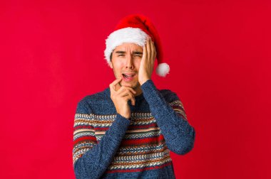 Genç adam Noel günü yorucu bir günün ardından rahatlıyor, yoga yapıyor..