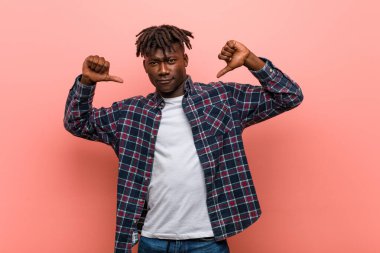 Genç Afrikalı siyah adam gururlu ve kendinden emin hissediyor, örnek olarak..