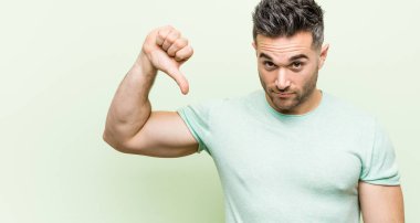 Yeşil bir geçmişi olan genç ve yakışıklı bir adam, hoş olmayan bir jest gösteriyor, kabul etmiyor. Anlaşmazlık konsepti.