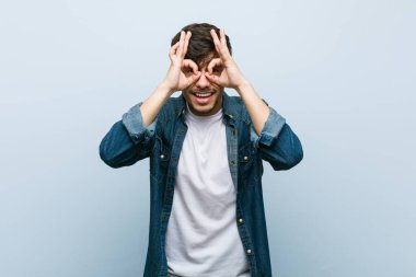 Genç, İspanyol asıllı, havalı adam gözlerinde işaret var.