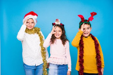 Çocuklar Noel 'i kutluyorlar. İfade veriyorlar.