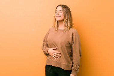 Bir duvara karşı Genç otantik karizmatik gerçek insanlar kadın karın dokunur, hafifçe gülümsüyor, yeme ve memnuniyet kavramı.