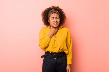 Genç Afrikalı Amerikalı kadın pembe bir geçmişe sahip, virüs ya da enfeksiyon yüzünden boğazında ağrı var..