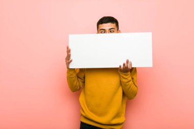 Genç İspanyol adam bir plasard tutan