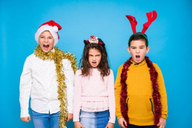 Çocuklar Noel 'i kutluyorlar. İfade veriyorlar.