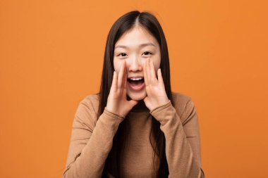 Genç, güzel Çinli bir kadın heyecanla bağırıyor..