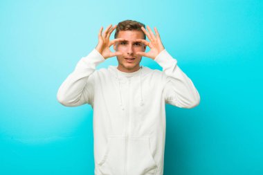 Genç kafkas spor adamı bir başarı fırsatı bulmak için gözleri açık tutmak.