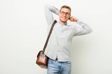 Kafkasyalı genç işadamı kollarını açmış, rahat bir konumda..