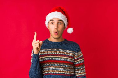 Yılbaşı günü genç bir adam parmağını gösterip, gülümseyerek şaşırdı..