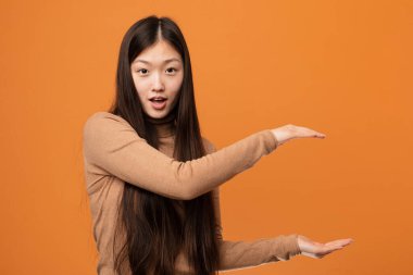 Genç, güzel Çinli kadın, ellerinin arasında bir fotokopi alanı tutarken şok olmuş ve hayrete düşmüştü..