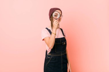 Sevimli kafkas genç hipster öğrenci büyüteç ile bakıyor