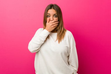 Genç otantik karizmatik gerçek insanlar kadın bir duvara karşı düşünceli bir kopya alanı el ile ağız kapsayan arıyor.