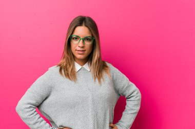 Genç otantik karizmatik gerçek insanlar kadın bir duvara karşı emin kalça ellerini tutmak.