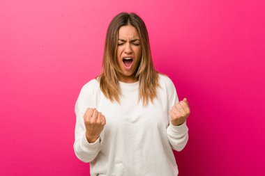 Genç otantik karizmatik gerçek insanlar kadın bir duvara karşı kaygısız ve heyecanlı tezahürat. Zafer kavramı.